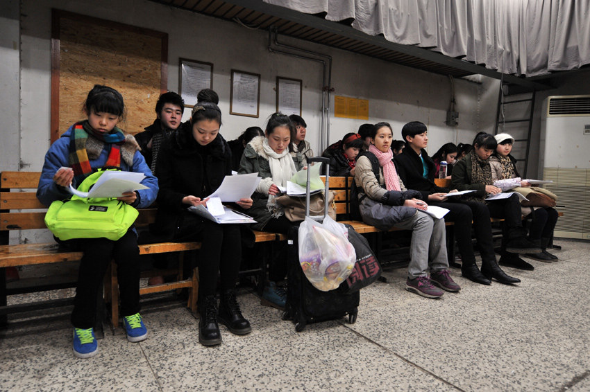 The photo shows the enrollment site of Beijing Film Academy on Feb. 18, 2013. Beijing Film Academy plans to recruit 513 new students in 25 professional directions in 2013. Candidates should first submit online application and confirm on site. The online application has started since Jan. 10, 2013. The registration confirmation started on Feb. 17, 2013. (Photo/People’s Daily Online)