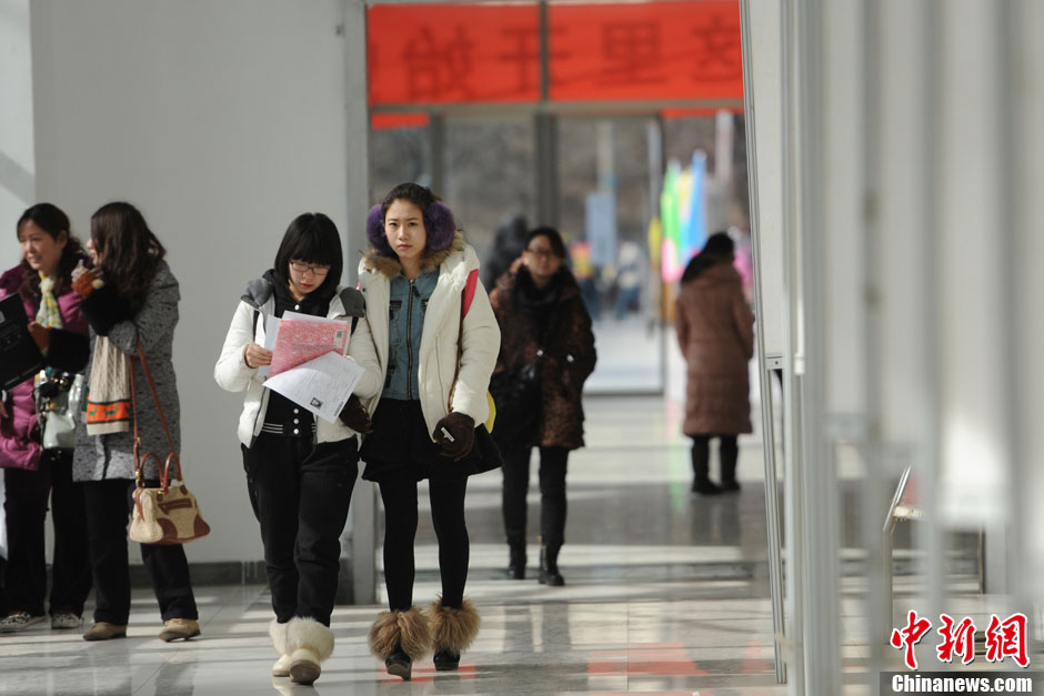 The photo shows the enrollment site of Beijing Film Academy on Feb. 18, 2013. Beijing Film Academy plans to recruit 513 new students in 25 professional directions in 2013. Candidates should first submit online application and confirm on site. The online application has started since Jan. 10, 2013. The registration confirmation started on Feb. 17, 2013. (Photo/Chinanews) 