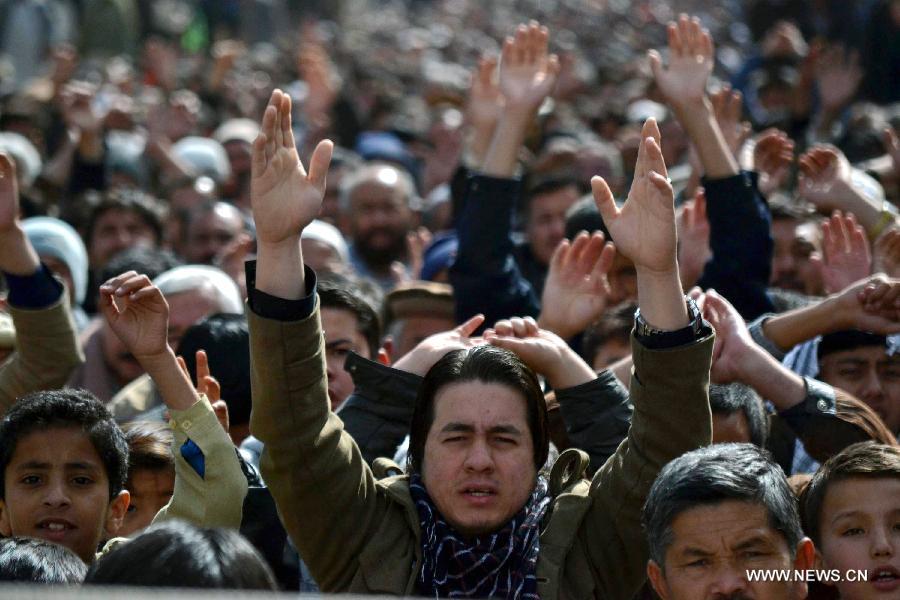 Shiite Muslims shout slogans during a protest against the deadly suicide bomb blast at a busy market in southwest Pakistan's Quetta on Feb. 18, 2013 .Up to 4,000 Pakistani Shiites protested in Quetta for a second day on Monday, after a bomb in the city killed 84 Shiite Muslims, blocking a main road with dozens of coffins of victims killed in explosions. (Xinhua/Mohammad)