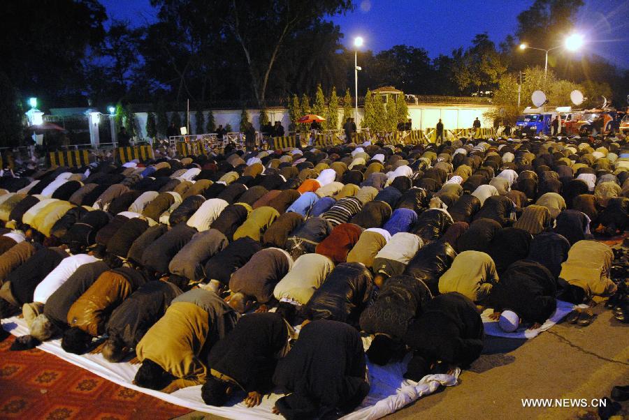 Pakistani Shiite Muslims pray during a protest in eastern Pakistan's Lahore on Feb. 18, 2013, condemning the terrorist bomb attack on Saturday which killed 90 people in Quetta, local media reported on Monday. (Xinhua/Sajjad) 