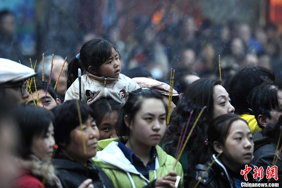 People burns incenses at the Guangren Lama Temple in Xi'an, Shaanxi Province, February 17, 2013. Many people went to the temple to pray for good fortune on Sunday. (CNS/Zhang Yuan)