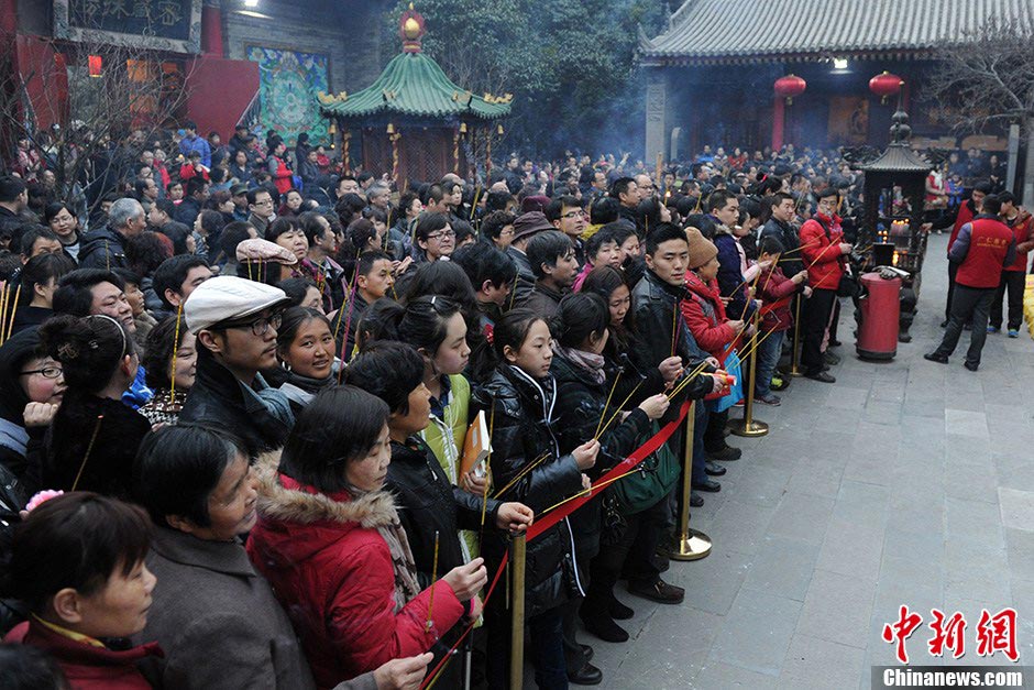Citizens queue up to burn incenses at the Guangren Lama Temple in Xi'an, Shaanxi Province, February 17, 2013. Many people went to the temple to pray for good fortune on Sunday. (CNS/Zhang Yuan)