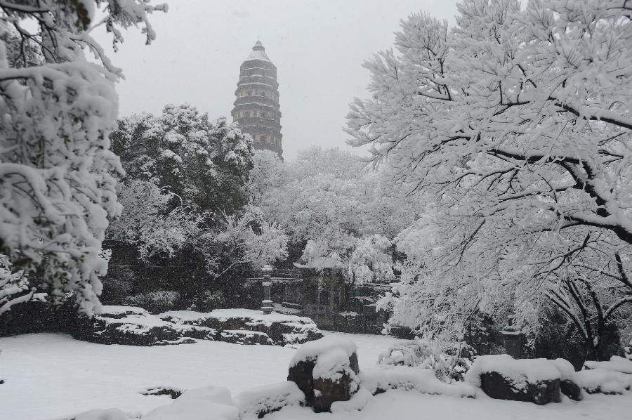 Photo taken on Feb. 19, 2013 shows snow scenery at Huqiu Mountain scenic spot in Suzhou, east China's Jiangsu Province. A snowstorm hit Jiangsu province on Feb. 19 morning and local meteorological bureau has issued a blue alert for the snowfall. (Xinhua/Hang Xingwei) 