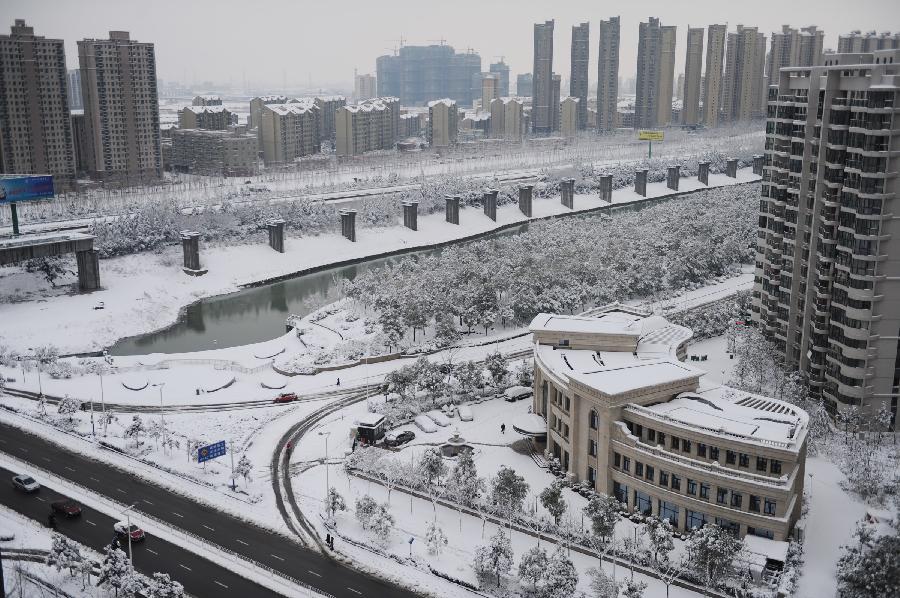 Buildings covered by snow are seen in Hefei, capital of east China's Anhui Province, Feb. 19, 2013. Snowstorm hit multiple places in Anhui Tuesday morning, disturbing the local traffic. (Xinhua/Du Yu)