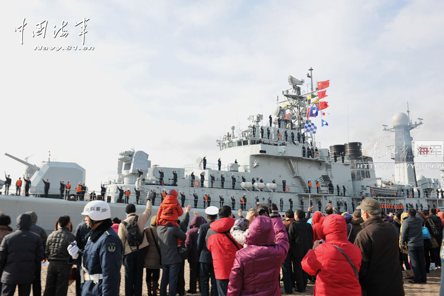 Family members and friends come to the port to say goodbye to the officers and men of the taskforce. (China Military Online/Wang Songqi)
