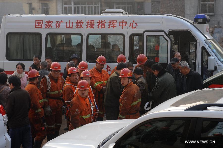 Rescuers wait at a coal mine in Madixiang Community of Yangquan, north China's Shanxi Province, Feb. 19, 2013. Six people have been trapped underground since a coal mine in Yangquan City was flooded at about 4 a.m. Tuesday, when 12 people were conducting illegal mining operations, the local government said. (Xinhua/Fan Minda) 