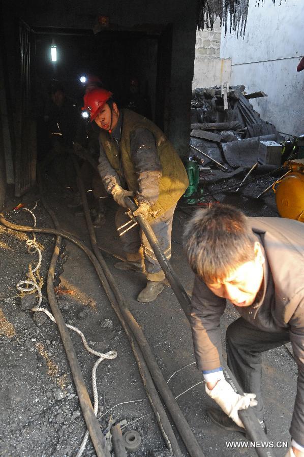 Rescuers lay the suction pipe at a coal mine in Madixiang Community of Yangquan, north China's Shanxi Province, Feb. 19, 2013. Six people have been trapped underground since a coal mine in Yangquan City was flooded at about 4 a.m. Tuesday, when 12 people were conducting illegal mining operations, the local government said.(Xinhua/Fan Minda) 