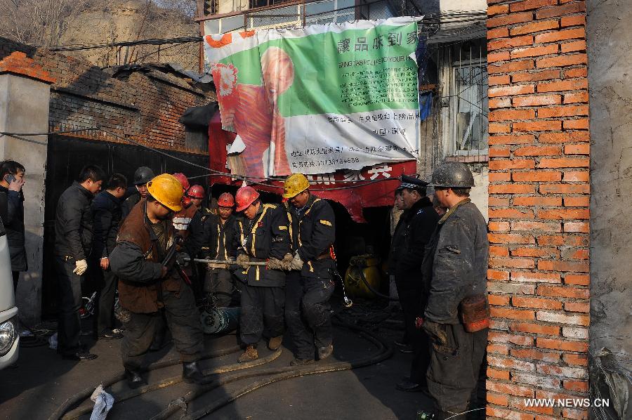 Rescuers lay the suction pipe at a coal mine in Madixiang Community of Yangquan, north China's Shanxi Province, Feb. 19, 2013. Six people have been trapped underground since a coal mine in Yangquan City was flooded at about 4 a.m. Tuesday, when 12 people were conducting illegal mining operations, the local government said. (Xinhua/Fan Minda) 