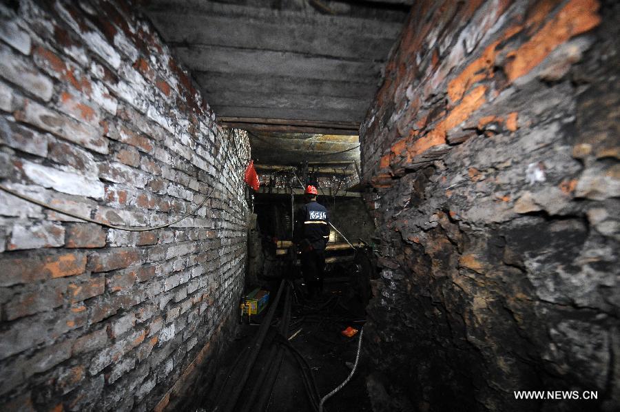 Rescuers draw water at a coal mine in Madixiang Community of Yangquan, north China's Shanxi Province, Feb. 19, 2013. Six men are still trapped underground hours after a coal mine in Yangquan flooded at 4 a.m. Tuesday.(Xinhua/Fan Minda) 