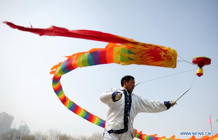 A man plays diabolo at a park in Lanzhou, capital of northwest China's Gansu Province, Feb. 19, 2013. Over a hundred diabolo players gathered here on Tuesday performing their stunts for residents. (Xinhua/Zhang Meng) 