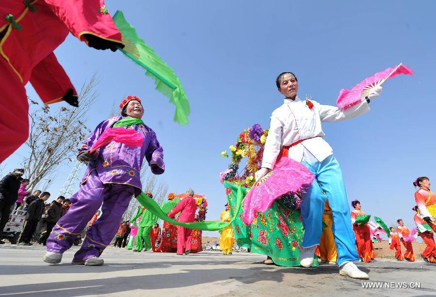 Villagers attend a Shehuo performance at Baiqiao Village in Zhongning County, northwest China's Ningxia Hui Autonomous Region, Feb. 19, 2013. (Xinhua/Peng Zhaozhi) 