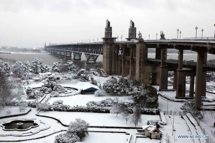 Photo taken on Feb. 19, 2013 shows the snow-covered Nanjing Yangtze River Bridge in Nanjing, capital of east China's Jiangsu Province. Many cities in eastern and central China were hit by a snowfall on Feb. 19. (Xinhua/Li Wenbao) 