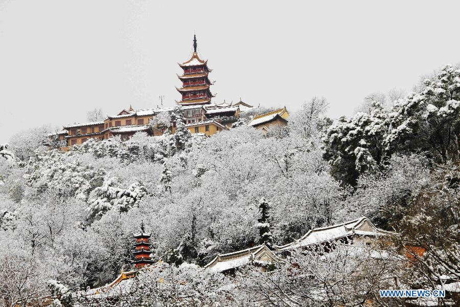 Photo taken on Feb. 19, 2013 shows the snow scene of the Langshan Mountain in Nantong, east China's Jiangsu Province, Feb. 19, 2013. Many cities in eastern and central China received snowfall on Feb. 19. (Xinhua/Xu Congjun)