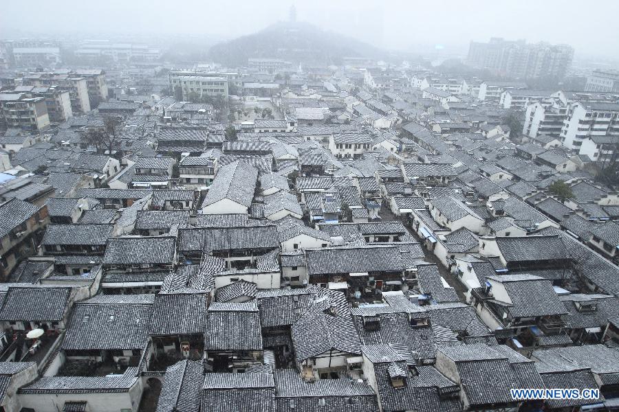 Photo taken on Feb. 19, 2013 shows the snow scene in Shaoxing, east China's Zhejiang Province. Many cities in eastern and central China were hit by a snowfall on Feb. 19. (Xinhua/Li Ruichang)