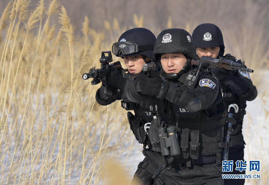 Special policemen are undergoing training in chilling weather in China's Urumqi Municipality. (Photo Source: xinhuanet.com)