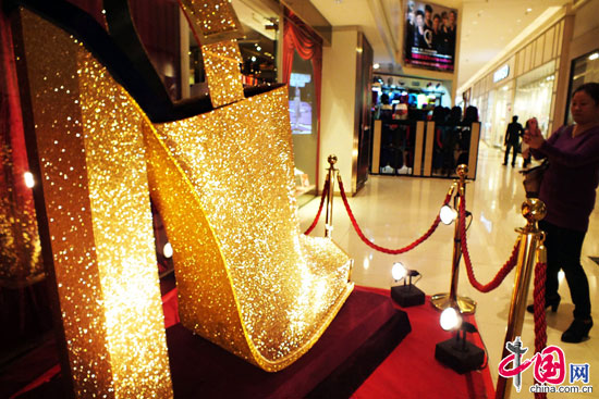 A pair of 1.8-meter-tall high-heel shoes with 318,000 diamonds is displayed at a shopping mall in Guangzhou, South China's Guangdong province, on Feb 19, 2013. The auction price for each of the shoes starts at 168,000 yuan ($26,882). (Photo/China.com.cn)
