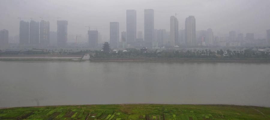 Buildings smothered by fog are seen in Changsha, capital of central China's Hunan Province, Feb. 20, 2013. Heavy fog shrouded Changsha due to a temperature drop on Wednesday, disturbing the city's traffic. (Xinhua/Long Hongtao)