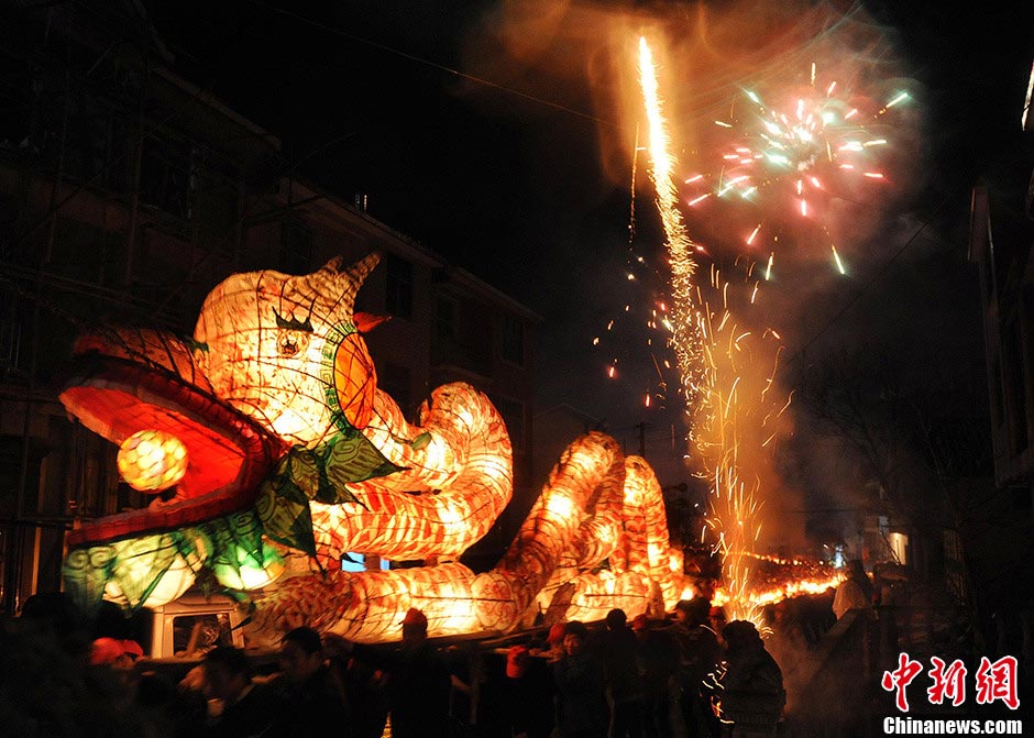 A 300-meter-long lantern in the shape of the dragon shines in Ding Village, Dexing City, Jiangxi Province, February 18, 2013. The huge lantern, consisting of over 300 small lanterns, was made to greet the traditional Lantern Festival, which falls on February 24 this year. (CNS/Zhuo Zhongwei)