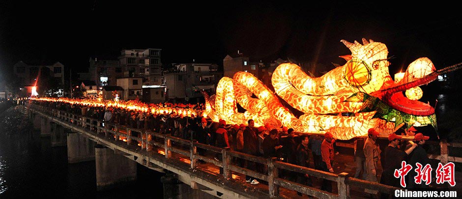 A 300-meter-long lantern in the shape of the dragon shines in Ding Village, Dexing City, Jiangxi Province, February 18, 2013. The huge lantern, consisting of over 300 small lanterns, was made to greet the traditional Lantern Festival, which falls on February 24 this year. (CNS/Zhuo Zhongwei)