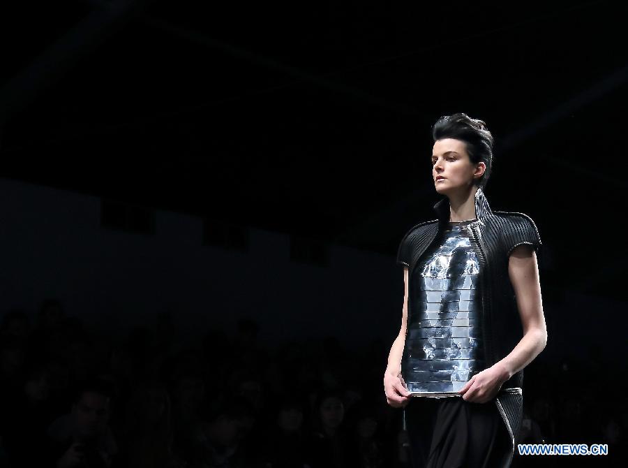 A model presents a creation by Chinese designer Haizhen Wang during London Fashion Week in London, Britain, on Feb. 19, 2013. (Xinhua/Yin Gang) 