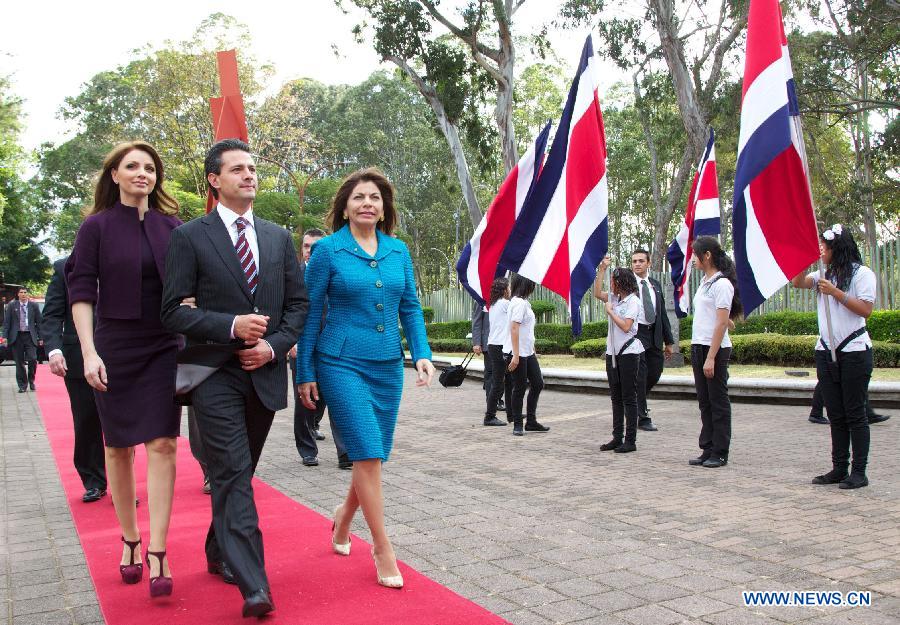 Costa Rica's President Laura Chinchilla (R) and Mexico's President Enrique Pena Nieto (C) with his wife Angelica Rivera (L) attend a welcoming ceremony at the Art museum in San Jose, capital of Costa Rica, on Feb. 19, 2013. Nieto is on an official visit of two days in Costa Rica. (Xinhua/Presidency of Mexico)