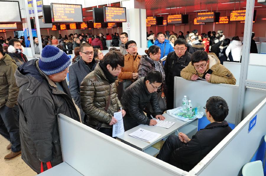 Job applicants talk to the employer at a job fair in Changchun, capital of northeast China's Jilin Province, Feb. 20, 2013. Over 2,000 job positions from some 100 companies were provided on the job fair held here on Wednesday. (Xinhua/Zhang Nan)