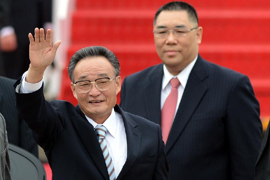 Wu Bangguo (L), chairman of the National People's Congress (NPC) Standing Committee, arrives in the Macao Special Administrative Region (SAR), south China, Feb. 20, 2013. Wu will attend the celebration of the 20th anniversary of the promulgation of Macao's Basic Law. (Xinhua/Cheong Kan Ka) 