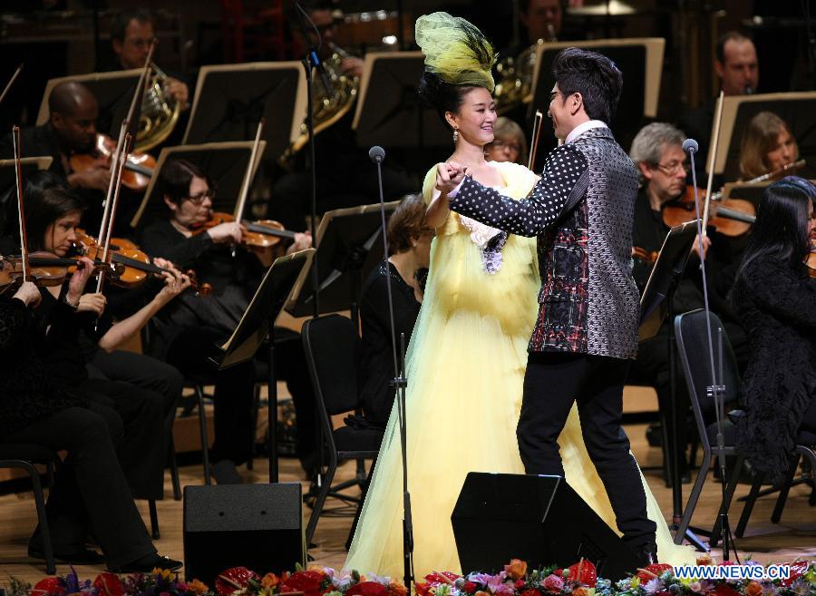 Famous Chinese singer Song Zuying(L) performs with Chinese singer Sha Baoliang during the "Cultures of China, Festival of Spring" performance in Washington D.C., capital of the United States, Feb. 19, 2013. A special concert is dedicated to Song Zuying in this year's "Cultures of China, Festival of Spring" event in the United States from Feb. 16 to March 3.(Xinhua/Fang Zhe)