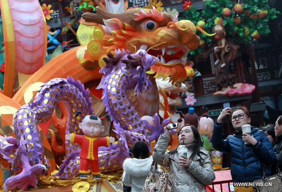 Visitors watch the lantern "Shuimanjinshan" at the Yuyuan Garden in Shanghai, east China, Feb. 20, 2013. People went to the Yuyuan Garden to watch lanterns to celebrate the coming Lantern Festival, which falls on Feb. 24 this year. (Xinhua/Pei Xin) 