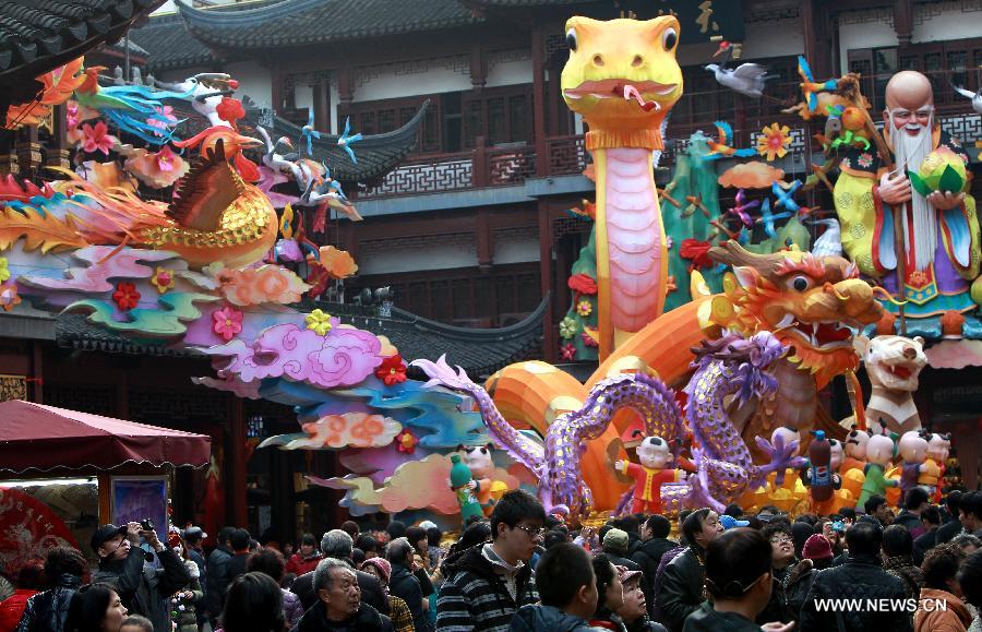 Visitors watch the lantern of snake and dragon at the Yuyuan Garden in Shanghai, east China, Feb. 20, 2013. People went to watch the lantern show at Yuyuan Garden to celebrate the coming Lantern Festival, which falls on Feb. 24 this year. (Xinhua/Pei Xin) 