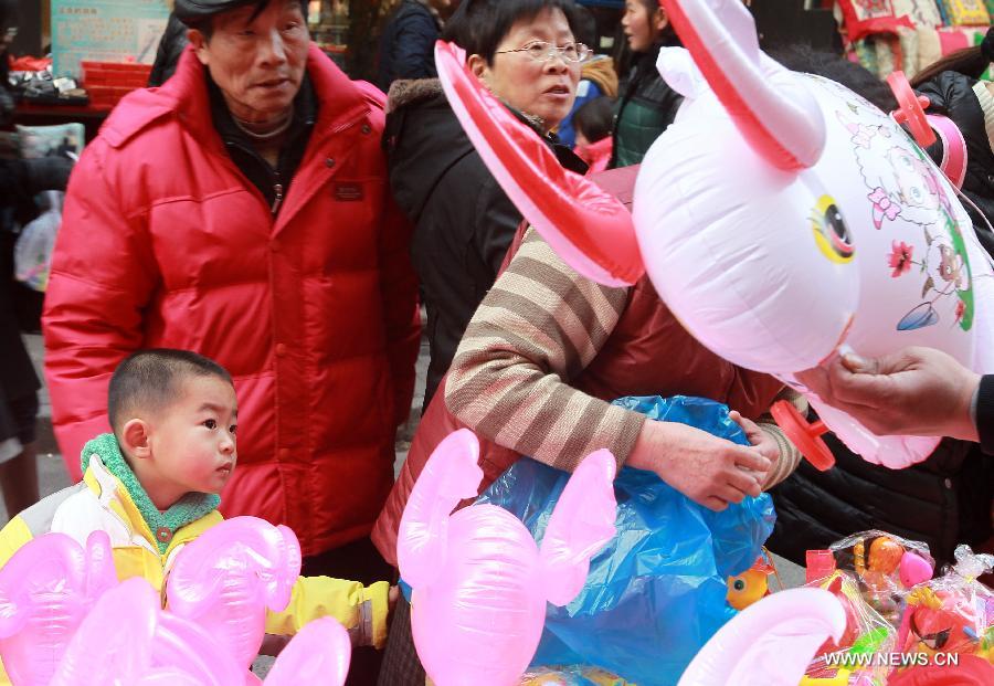 Residents buy lanterns at a market in Shanghai, east China, Feb. 20, 2013. An annual lantern sales boom appeared with the approaching of the Lantern Festival which falls on Feb. 24 this year. (Xinhua/Pei Xin) 