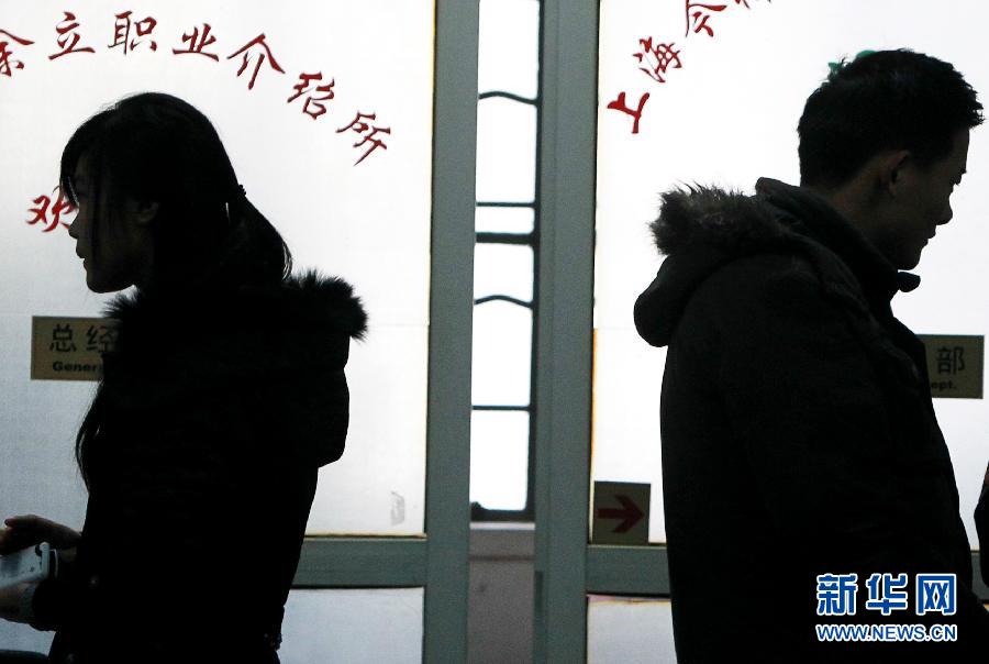 Yang Xiuqin(left), born in 1990, from Fuyang of Anhui, on Feb, 18, 2013.(Xinhua/Pei Xin)