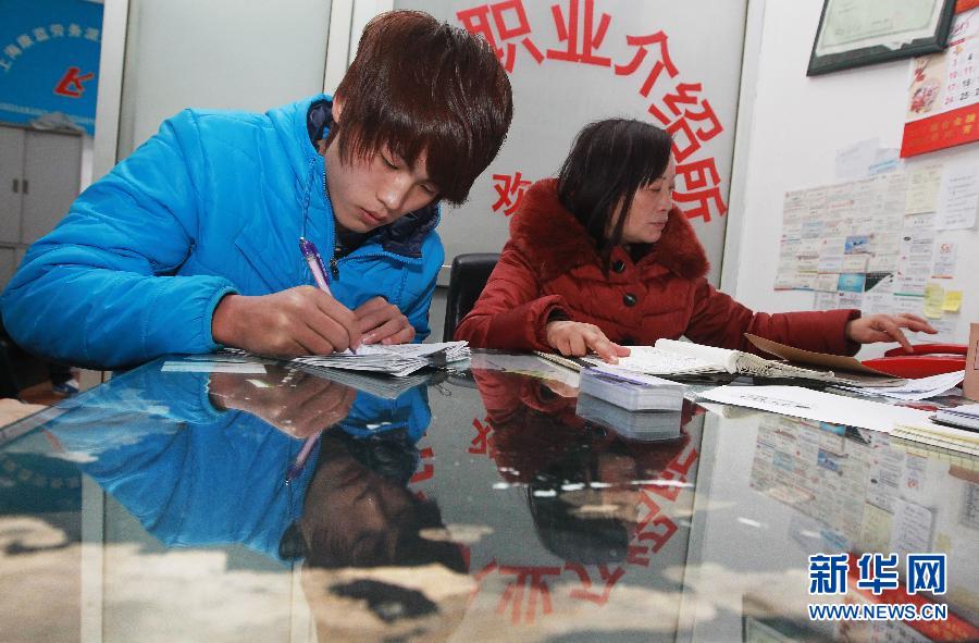Tang Hao(left), born in 1995, from Huaian of Jiangsu, on Feb. 18, 2013.(Xinhua/Pei Xin)