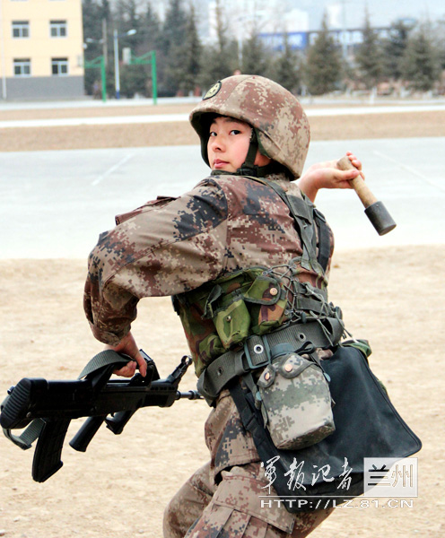 The female soldier of a division of the Lanzhou Military Area Command (MAC) of the Chinese People's Liberation Army (PLA) in hard training on a military training ground.  (China Military Online/Yu Jinyuan, Yao Xudong, Ma Sancheng)