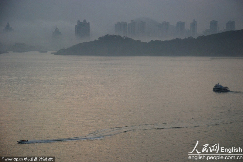 Advection fog blankets Xiamen, southeast China's Fujian province, because of the advection fog, Feb.18, 2013. Advection fog appears mostly in winter when damp air crosses a cooler surface, according to local meteorological department. (Photo/CFP)