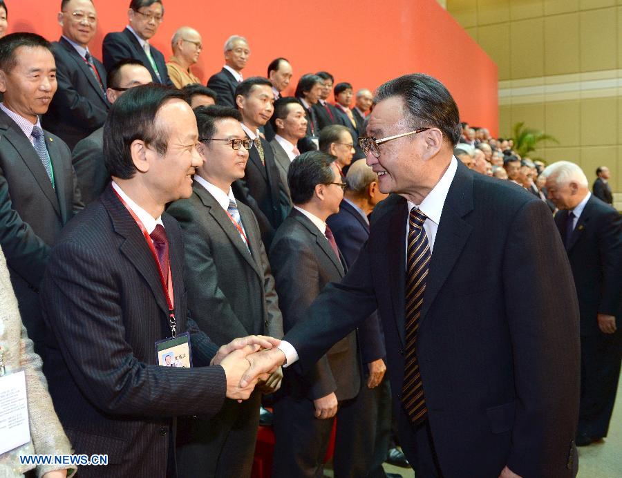 Wu Bangguo (R), chairman of the National People's Congress (NPC) Standing Committee, meets with Macao's delegates of the NPC, members of the Chinese People's Political Consultative Conference (CPPCC) and members of the Committee of the Basic Law of the Macao Special Administrative Region (SAR) in Macao, south China, Feb. 20, 2013. (Xinhua/Ma Zhancheng) 