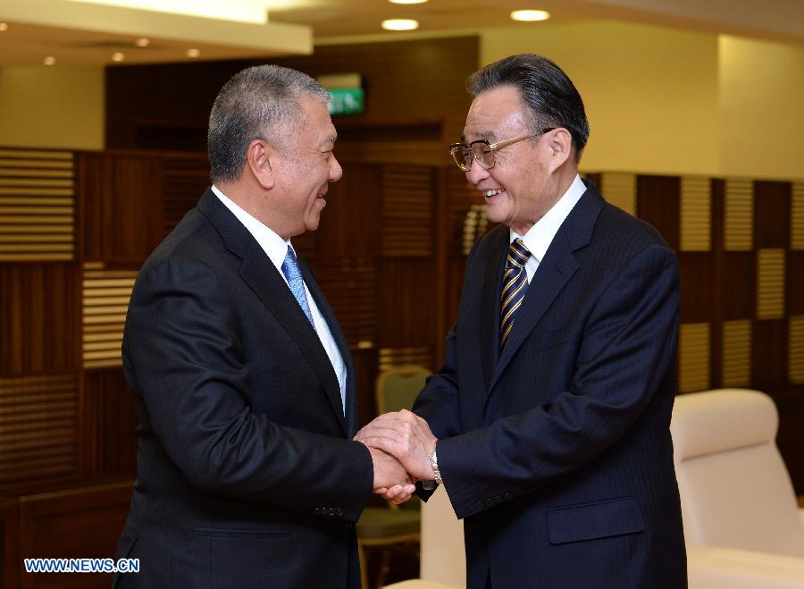 Wu Bangguo (R), chairman of the National People's Congress (NPC) Standing Committee, shakes hands with Ho Hau Wah, vice chairman of the National Committee of the Chinese People's Political Consultative Conference (CPPCC), during a meeting in Macao, south China, Feb. 20, 2013. (Xinhua/Ma Zhancheng) 