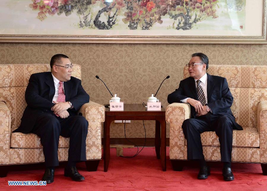 Wu Bangguo (R), chairman of the National People's Congress (NPC) Standing Committee, meets with Chui Sai On, chief executive of Macao Special Administrative Region, in Macao, south China, Feb. 20, 2013. (Xinhua/Ma Zhancheng)