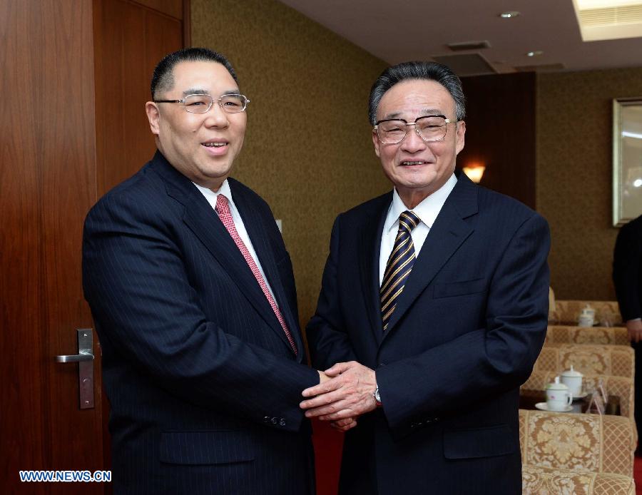 Wu Bangguo (R), chairman of the National People's Congress (NPC) Standing Committee, shakes hands with Chui Sai On, chief executive of Macao Special Administrative Region, during a meeting in Macao, south China, Feb. 20, 2013. (Xinhua/Ma Zhancheng) 