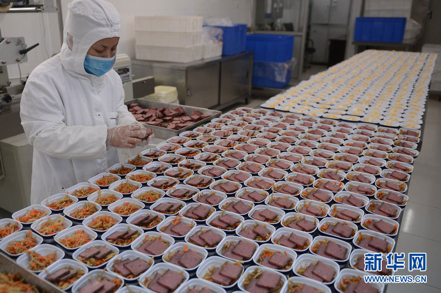 A worker prepares airline food inside China Southern Airlines' Changchun in-flight food company, on Jan. 31, 2013. The company is capable of providing airline meals for more than 7,000 passengers every day during the Spring Festival travel peak. The whole procedure, from purchasing the raw materials to getting the prepared food onto the plane, takes at least six hours. [Xinhua]  