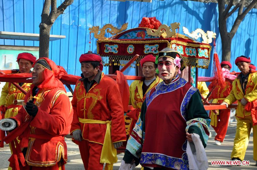Folk artists perform at a temple fair in Taiyuan, capital of north China's Shanxi Province, Feb. 20, 2013. During the time between the Spring Festival and the Lantern Festival, many activities of intangible cultural heritages at the temple fair in Taiyuan attracted many visitors.(Xinhua/Wang Feihang) 