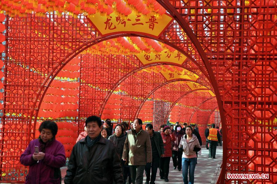Citizens visit a temple fair in Taiyuan, capital of north China's Shanxi Province, Feb. 20, 2013. During the time between the Spring Festival and the Lantern Festival, many activities of intangible cultural heritages at the temple fair in Taiyuan attracted many visitors.(Xinhua/Wang Feihang)