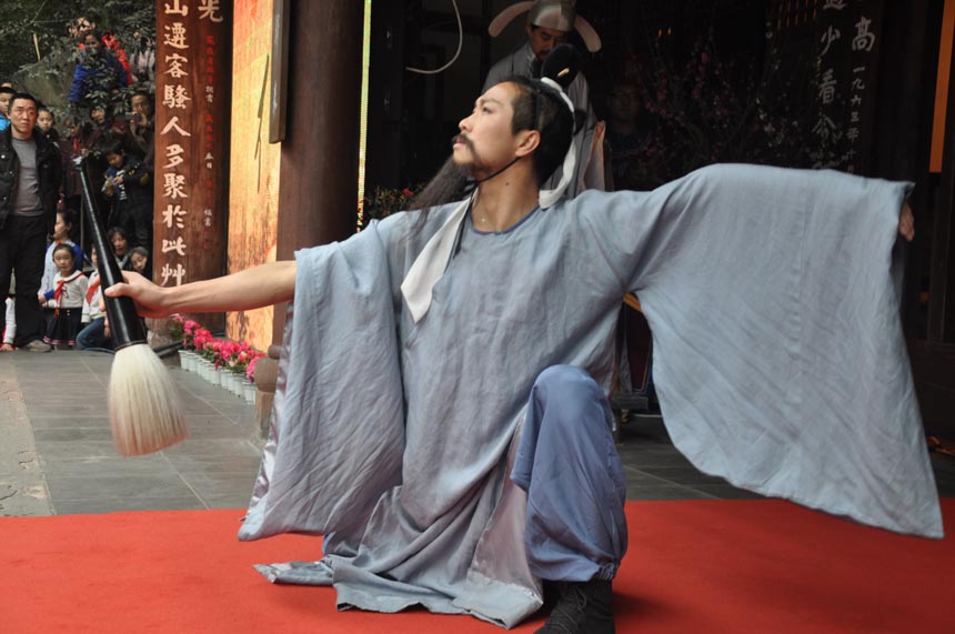 A cultural festival in commemoration of poet-sage Dufu is held in the Thatched Cottage of Du Fu in Chengdu, Feb. 7, 2013. Located at the side of the Flower Bathing Brook on the western outskirts of Chengdu, the Cottage has been rebuilt and converted into a museum to commemorate the realist poet Dufu of the Tang Dynasty. (China.org.cn)