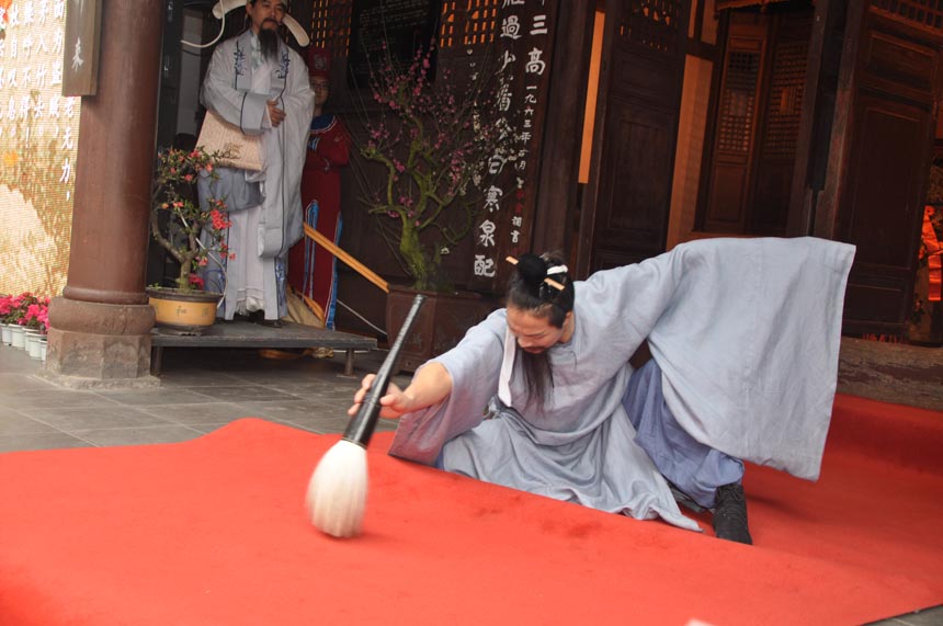 A cultural festival in commemoration of poet-sage Dufu is held in the Thatched Cottage of Du Fu in Chengdu, Feb. 7, 2013. Located at the side of the Flower Bathing Brook on the western outskirts of Chengdu, the Cottage has been rebuilt and converted into a museum to commemorate the realist poet Dufu of the Tang Dynasty. (China.org.cn)