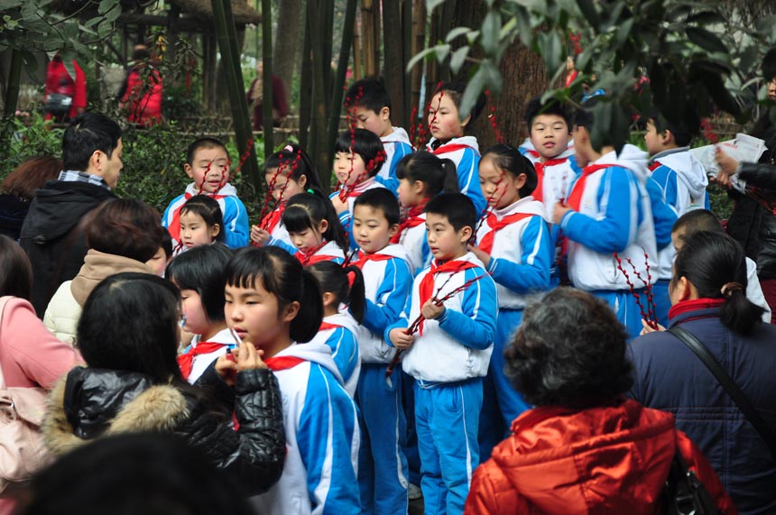 A cultural festival in commemoration of poet-sage Dufu is held in the Thatched Cottage of Du Fu in Chengdu, Feb. 7, 2013. Located at the side of the Flower Bathing Brook on the western outskirts of Chengdu, the Cottage has been rebuilt and converted into a museum to commemorate the realist poet Dufu of the Tang Dynasty. (China.org.cn)