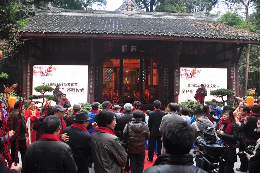 A cultural festival in commemoration of poet-sage Dufu is held in the Thatched Cottage of Du Fu in Chengdu, Feb. 7, 2013. Located at the side of the Flower Bathing Brook on the western outskirts of Chengdu, the Cottage has been rebuilt and converted into a museum to commemorate the realist poet Dufu of the Tang Dynasty. (China.org.cn)