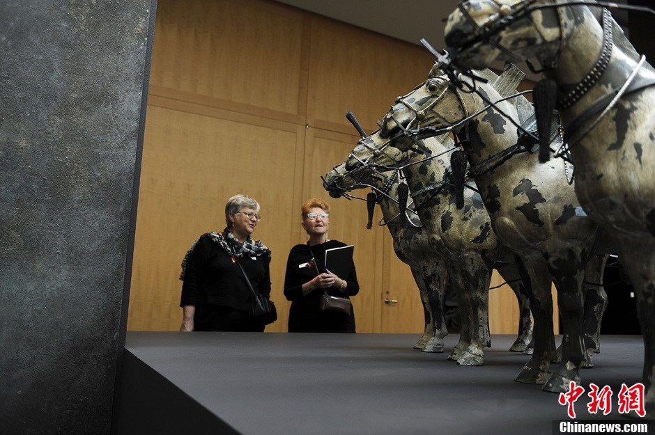 Visitors watch terra-cotta figures of chariots and horses on the theme exhibition of Chinese Qin Dynasty held in San Francisco Asian Art Museum in the U.S. on Wednesday. It is the first time for Chinese cultural relics on the theme of Qin Dynasty to be displayed in the United States.（Photo Source: Chinanews.com/ Chen Gang）
