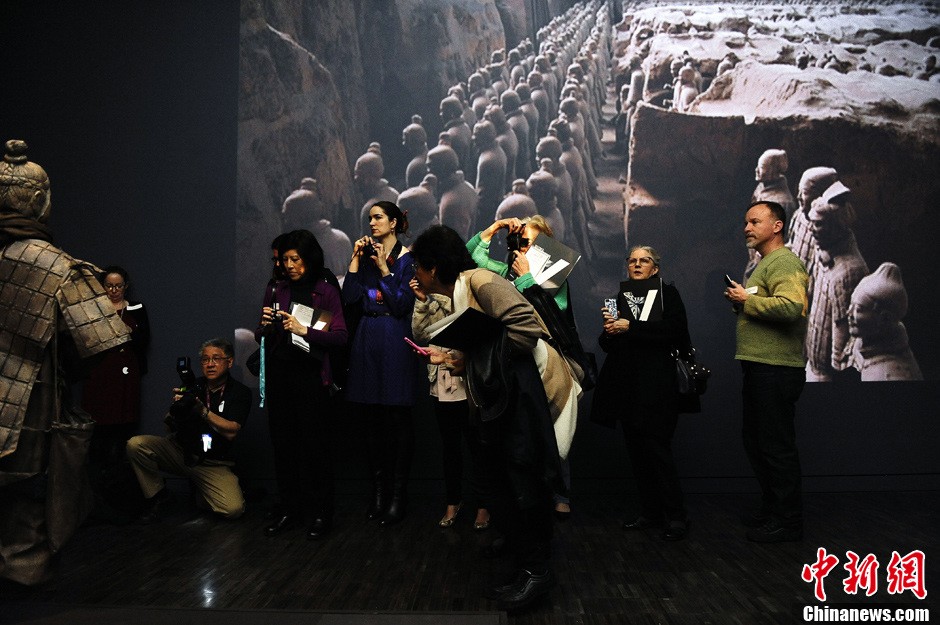 Visitors watch terra-cotta figures of soldiers and horses on the theme exhibition of Chinese Qin Dynasty held in San Francisco Asian Art Museum in the U.S. on Wednesday. It is the first time for Chinese cultural relics on the theme of Qin Dynasty to be displayed in the United States.（Photo Source: Chinanews.com/ Chen Gang）