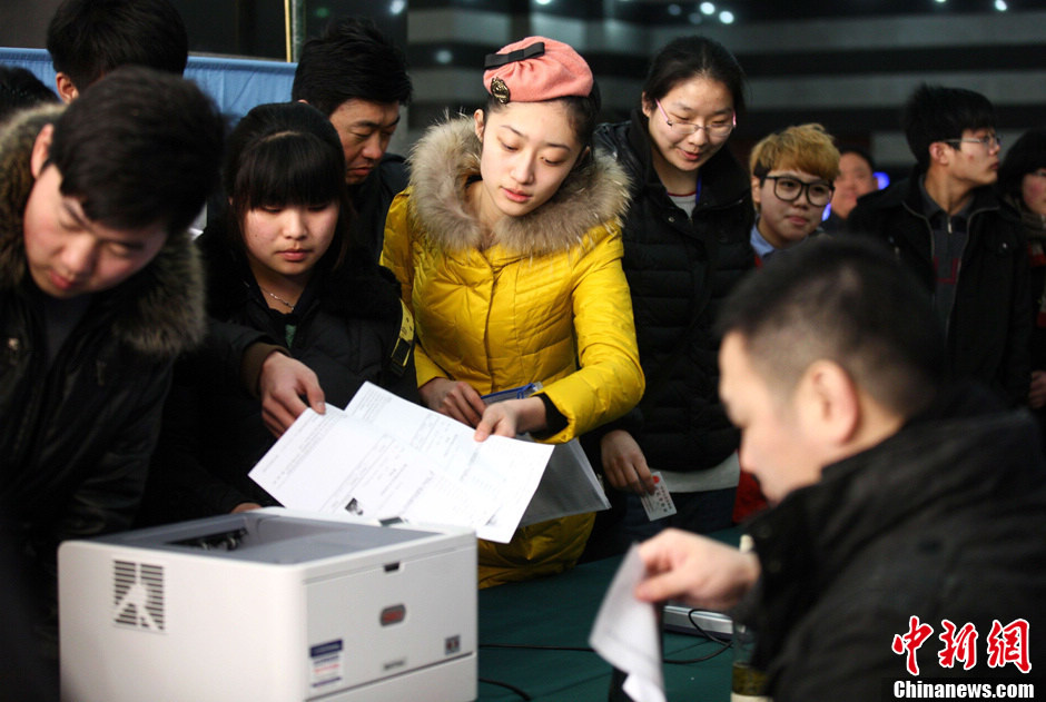 Picture shows attractive boys and girls at an art college's enrollment site in Qingdao, Shandong on Feb. 20, 2013. (Chinanews/Xu Chongde)