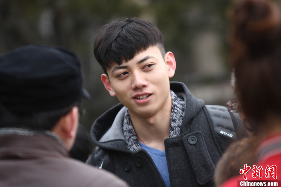 Picture shows attractive boys and girls at an art college's enrollment site in Qingdao, Shandong on Feb. 20, 2013. (Chinanews/Xu Chongde)